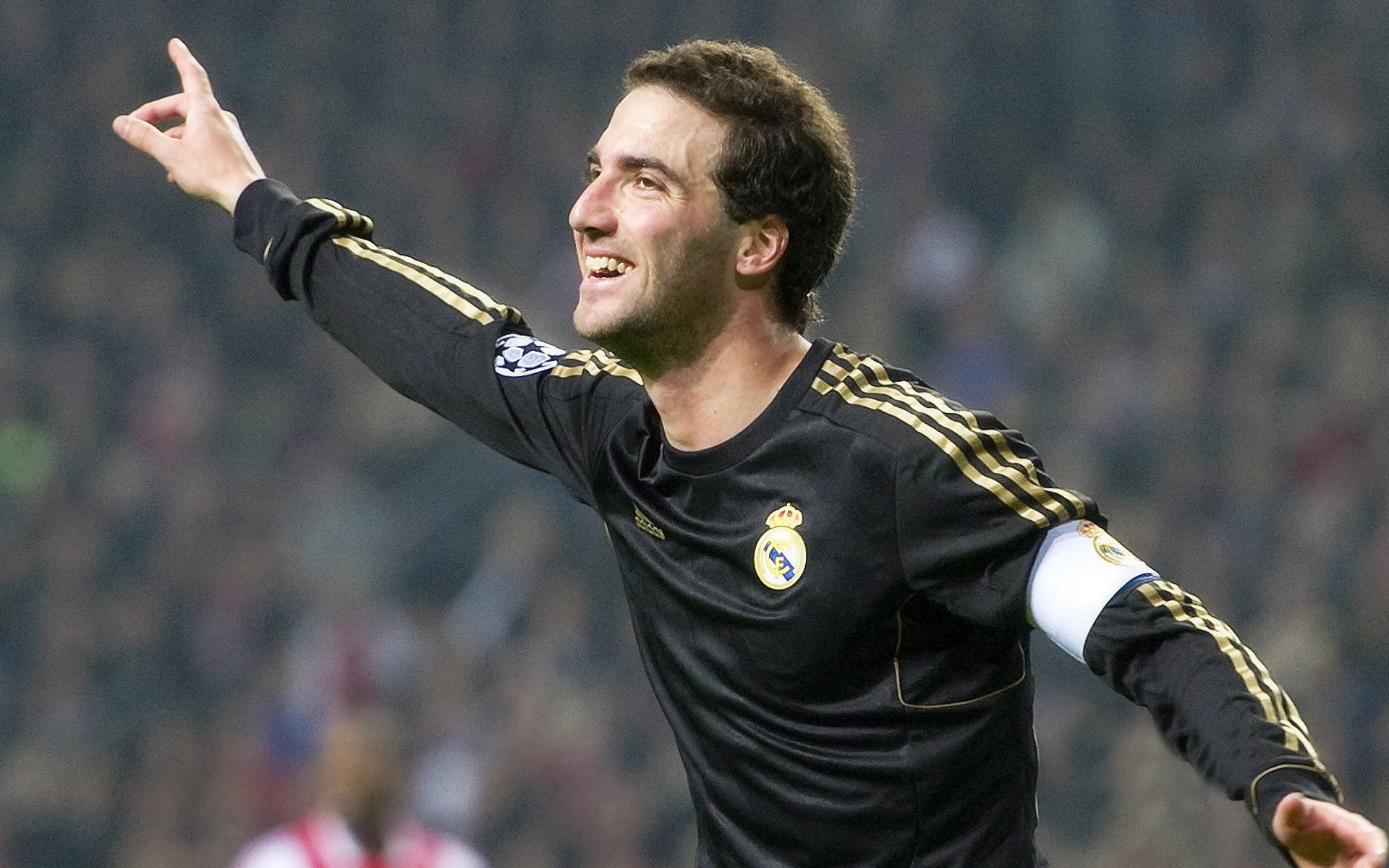 爱游戏app下载-“德甲亮点不断，季后赛格局逐渐清晰”，德甲赛季最佳